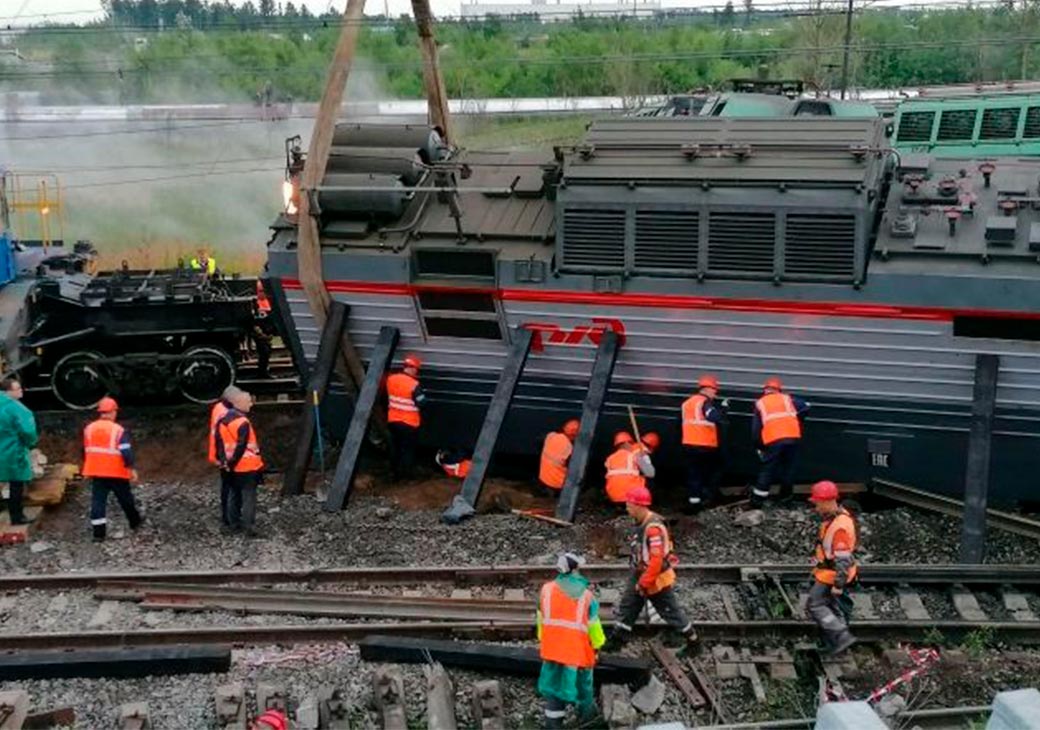 Поезд сошел с рельс фото