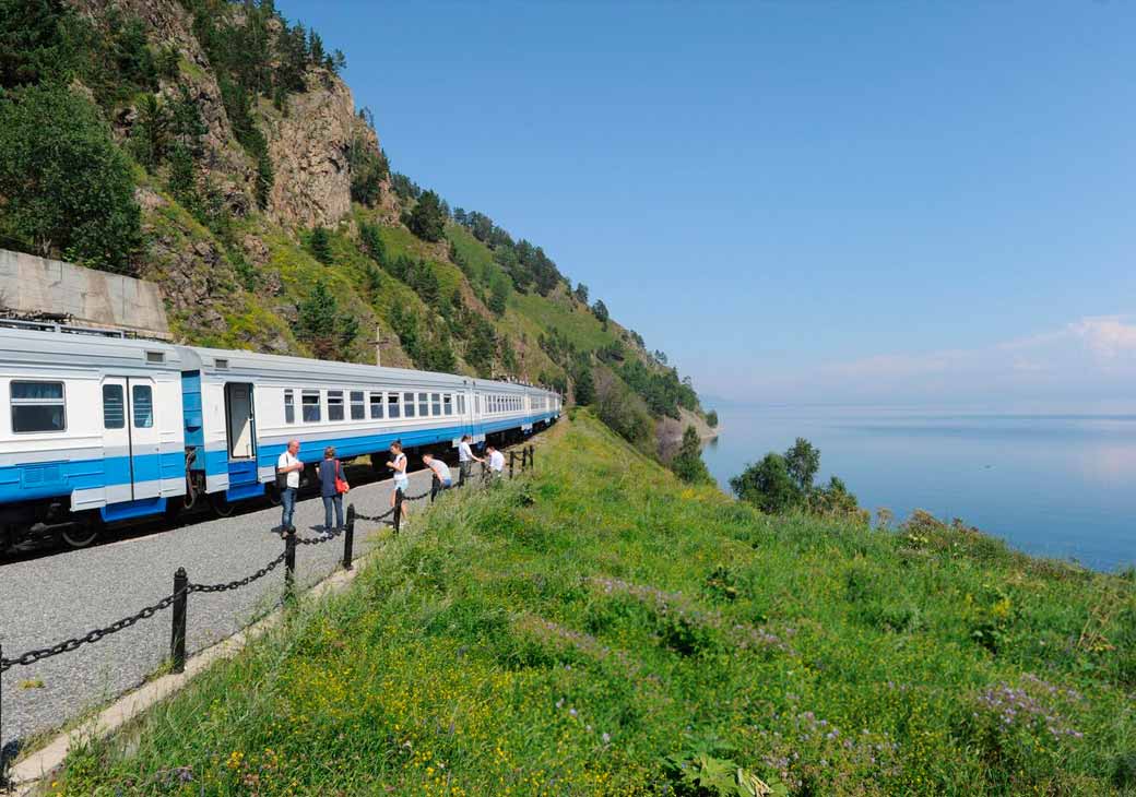 Жд тур на поезде. Поезд Байкал. Туристический поезд на Байкал. КБЖД экскурсия из Иркутска. Поезд вокруг Байкала.