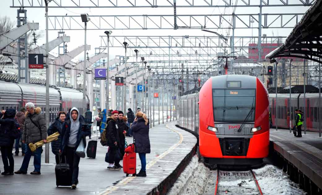 Самара тюмень поезд. Российские поезда. РЖД на Ленинградском вокзале. Электропоезд Ласточка в Воронеже на 1 вокзале. Электричка Ласточка Иркутск зима.