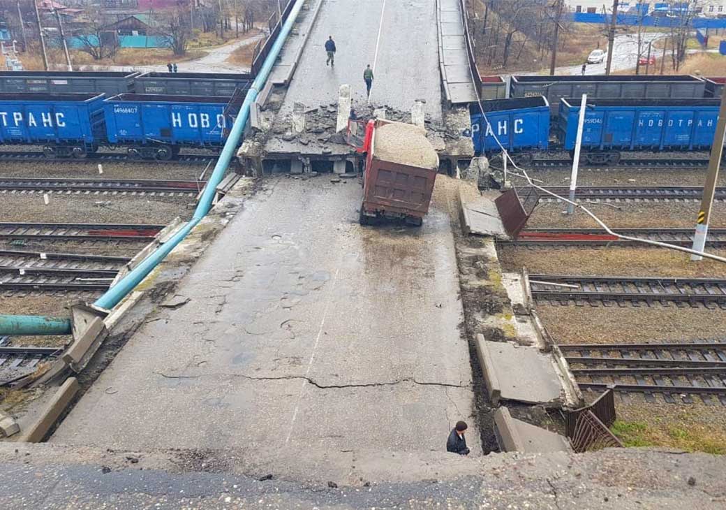 Поезд прошел мост. Транссиб мост рухнул. ЧП на Забайкальской железной дороге. Мост на ТРАНССИБЕ. Мост на Забайкальской ЖД.