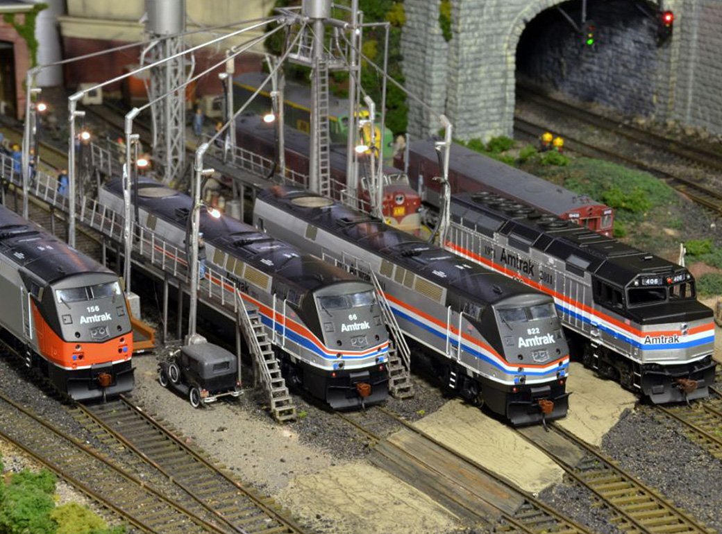 На станциях можно купить поезд. Модель железной дороги Amtrak. Model Train железная дорога 1^10. Tech Train 90127 модель железной дороги. Амтрак тепловоз модель 1/87.